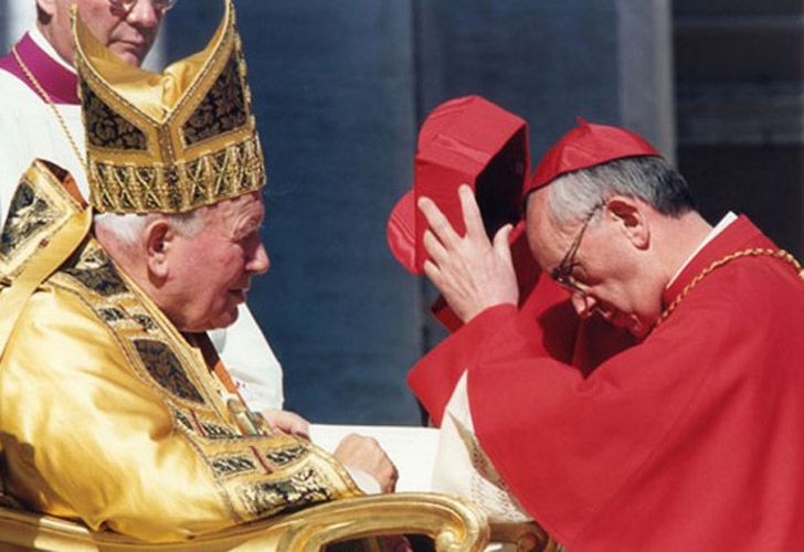 Juan Pablo II nombra cardenal al jesuita argentino Jorge Bergoglio.