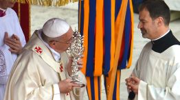 El papa Francisco besa la reliquia de Juan XXIII