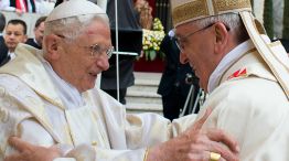 Histórico saludo entre los papas "vivos" al canonizar a los papas santos.