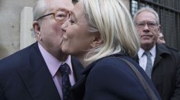 Le Pen. Jean-Marie y Marine Le Pen en un café de París, durante un alto de la campaña electoral. 