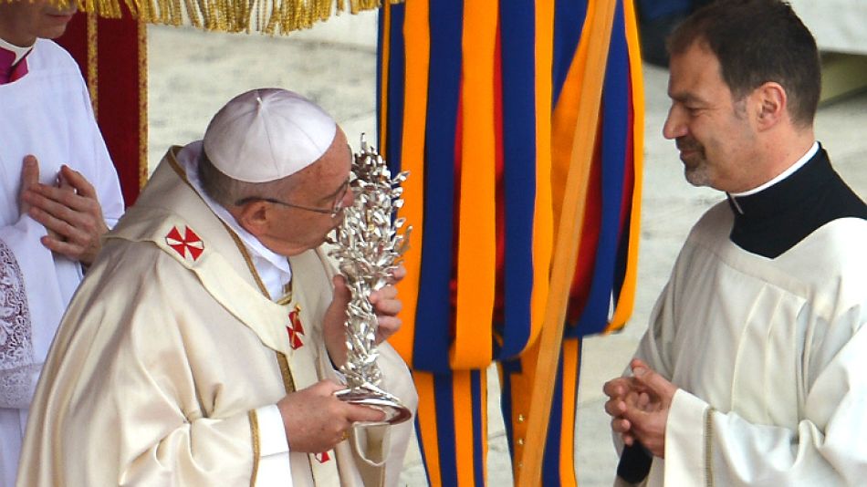 El papa Francisco besa la reliquia de Juan XXIII