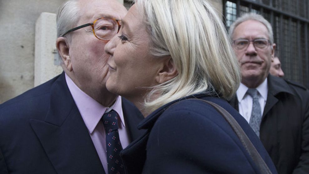Le Pen. Jean-Marie y Marine Le Pen en un café de París, durante un alto de la campaña electoral. 
