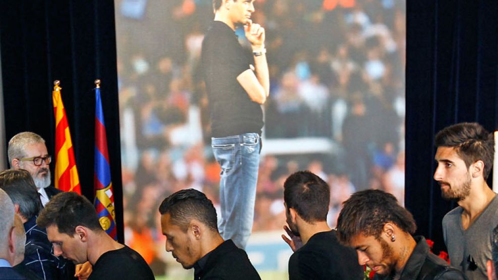 Pesar. (De izq. a der.) Neymar, Adriano y Messi lo recordaron.