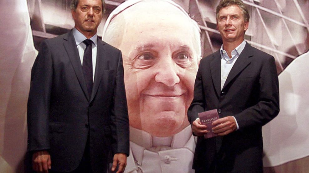 Daniel Scioli y Mauricio Macri se reunieron en el stand del Papa