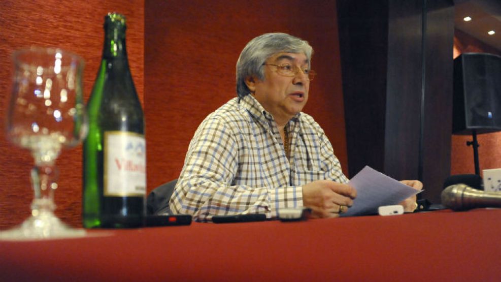 El empresario Lázaro Báez, en conferencia, defiéndose de las acusaciones en su contra hace un año. 