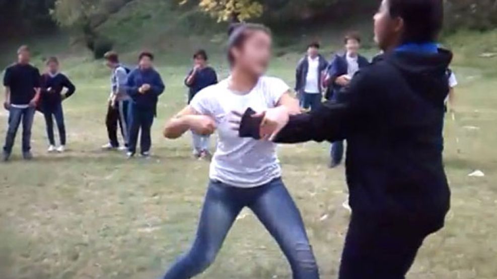 A la vista de sus compañeros, que celebran la situación, las jóvenes se golpean en el Parque Urquiza, a la salida del colegio.
