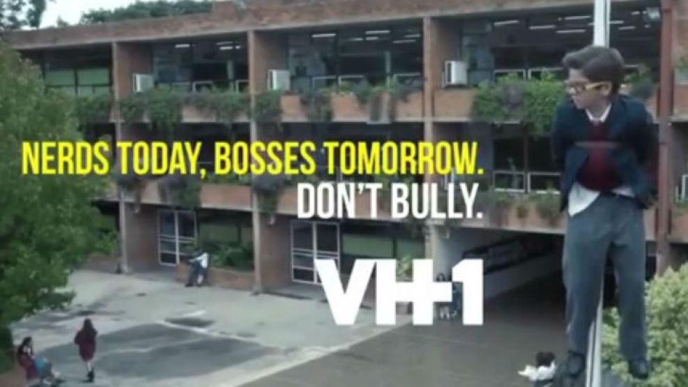 "Nerds hoy, jefes mañana", asegura la controvertida campaña contra el bullying escolar.