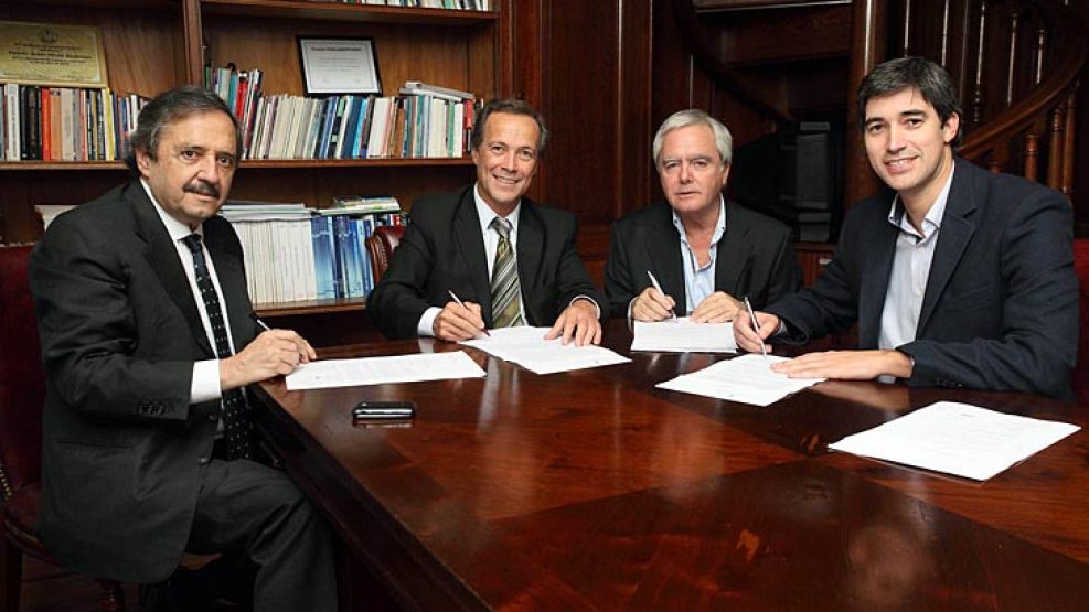 Ricardo Alfonsín (UCR), Rubén Gustiniani (PS), Federico Pinedo (PRO) y Adrián Pérez (FR) firmaron el documento.