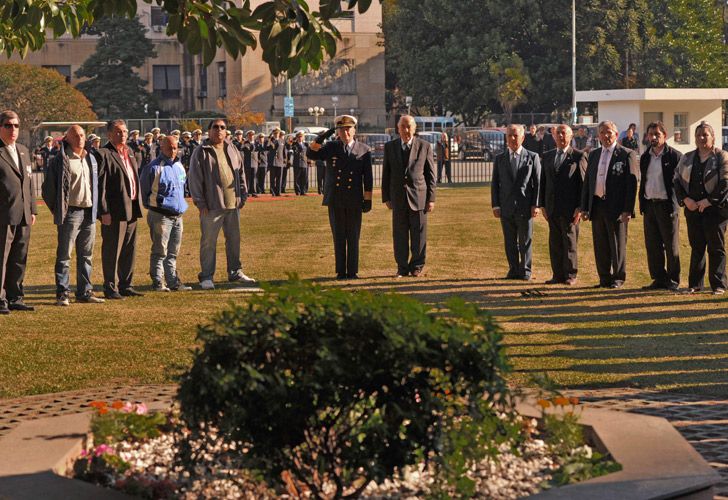 El acto homenajeó a los 323 oficiales muertos en el ataque, casi la mitad del total de los caídos argentinos en el conflicto.