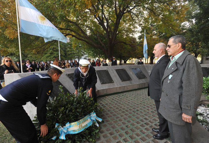 El acto homenajeó a los 323 oficiales muertos en el ataque, casi la mitad del total de los caídos argentinos en el conflicto.