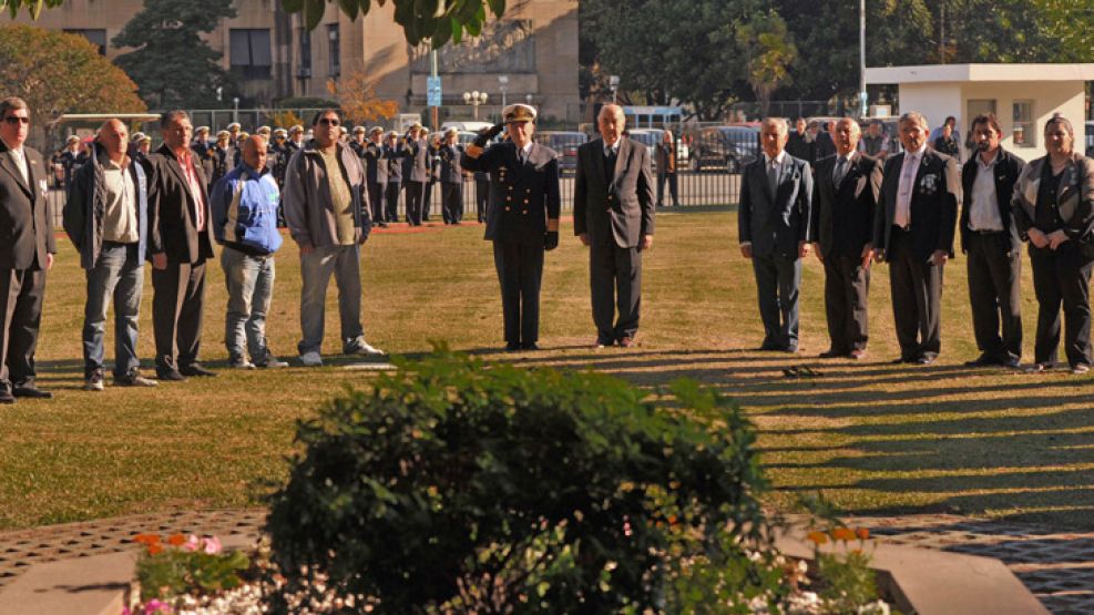 El acto homenajeó a los 323 oficiales muertos en el ataque, casi la mitad del total de los caídos argentinos en el conflicto.