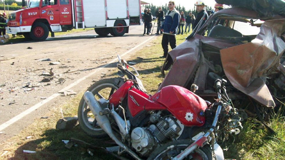 Destruidos. En el accidente ocurrido en el km. 11 colisionaron un Renault 12, que remolcaba una moto Honda, y un Fiat Siena.  
