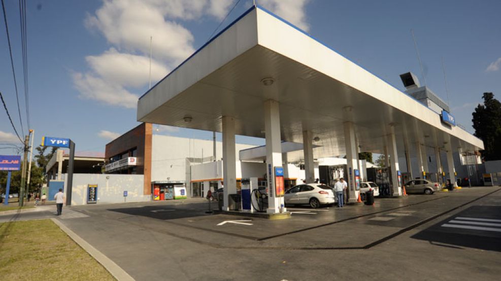 Esquina yrigoyen y Nother. La estación de Adrogué está a nombre del hijo y del suegro de Aníbal.