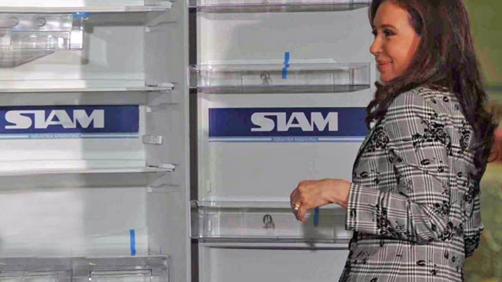 La era del hielo. La Presidenta, el miércoles, en la reinaguración de la fábrica de heladeras Siam. La jefa de Estado busca generar más producción en el año del ajuste.