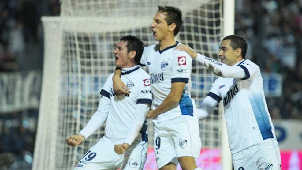 Minuto dos. En la cabeza del trencito del festejo va el autor del gol, Gonzalo Ríos. Lo siguen Matías Morales y Fernando Telechea.