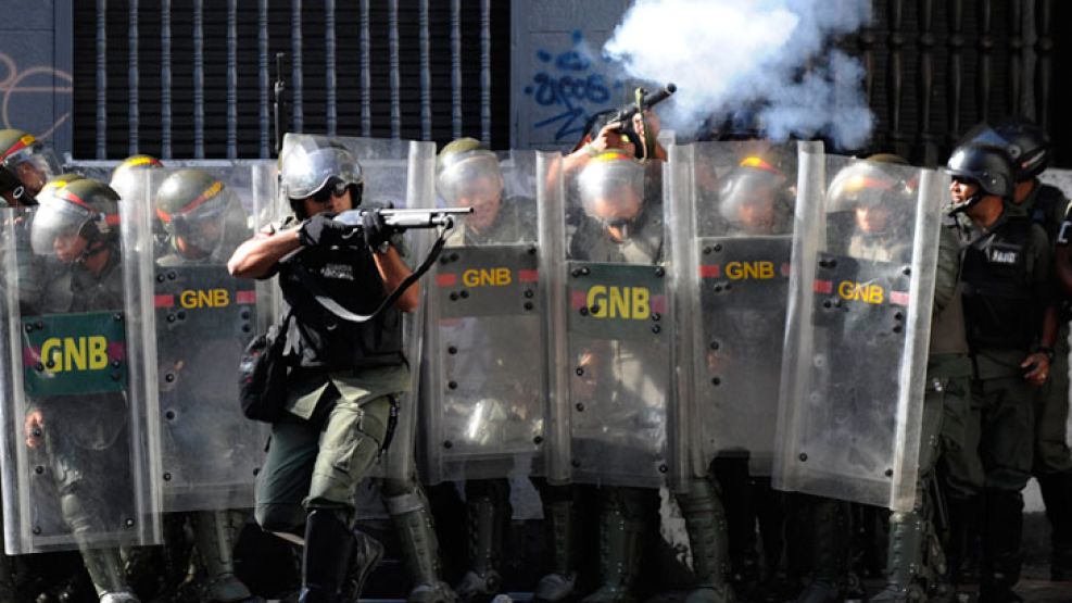 Represion. La Guardia Nacional Bolivariana dispara contra una manifestación estudiantil.