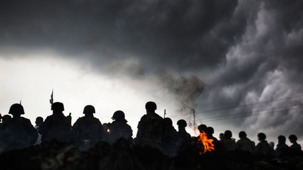 Verde oliva. El Ejército ucraniano copó la ciudad de Slaviansk, bajo control rebelde, con decenas de tanques, helicópteros y artillería pesada.