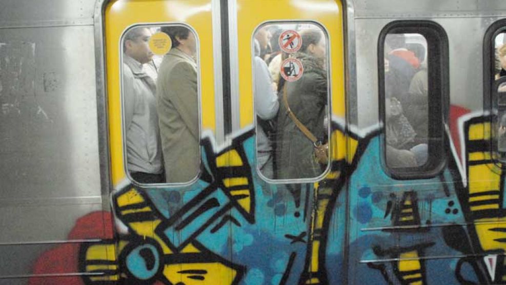 Aerosol. Hasta 2013, el 80% de las formaciones del subte porteño tenían grafitis en carrocerías y ventanas.