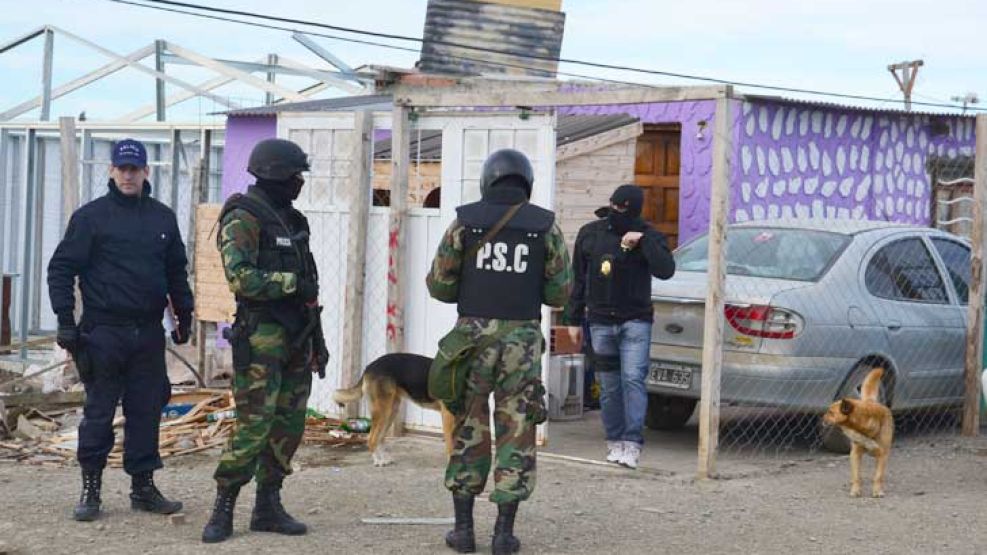 Allanamientos. En la semana, la Policía de Santa Cruz secuestró en tres barrios de Río Gallegos gran cantidad de drogas.