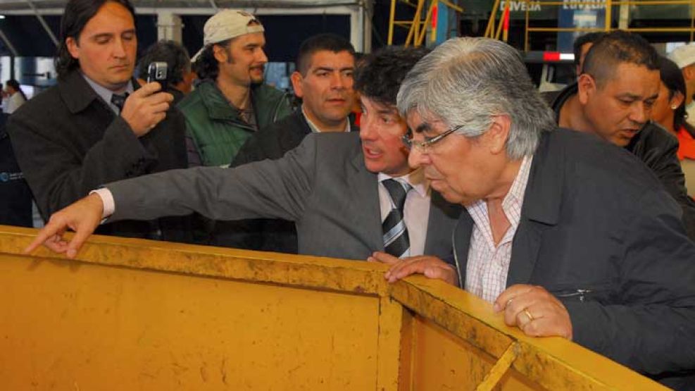 Cercanos. Depresbiteris, de Covelia, le muestra a Moyano los equipos de la empresa.