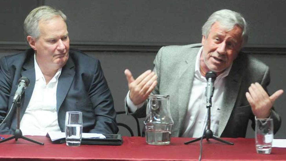 Debate. El socio de Electroingeniería, en la Biblioteca Nacional.