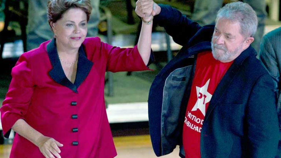 Delfin. Rousseff fue bendecida por Lula, que lució una remera del Partido de los Trabajadores (PT) y pidió a miles de militantes que apoyaran a la primera mandataria.