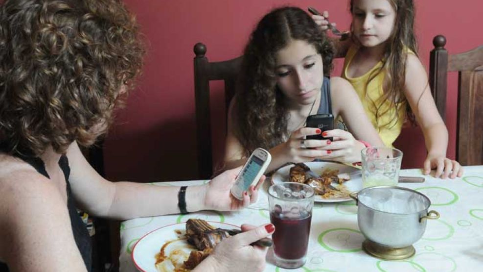 Online. La tecnología invade la mesa familiar de los argentinos.