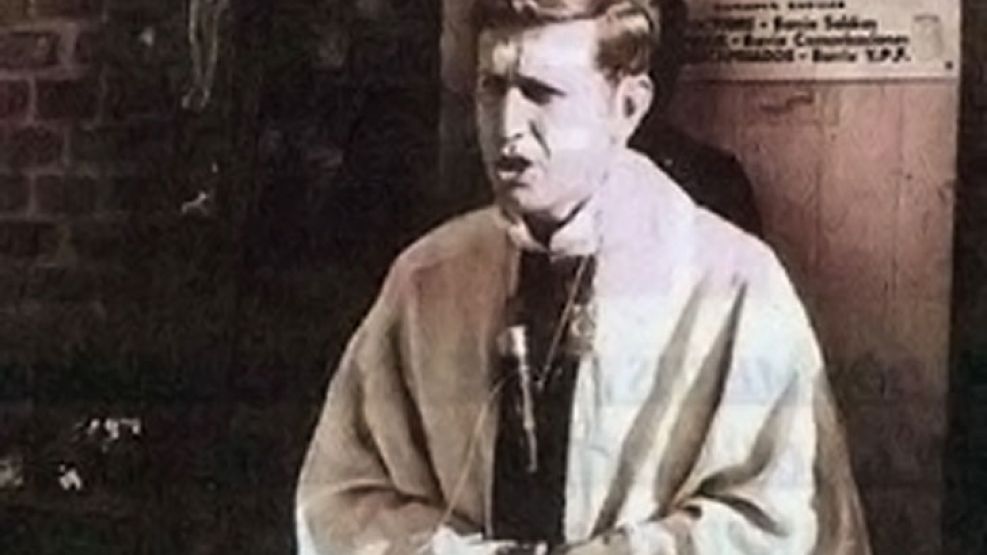 Pasado y presente. Carlos Mugica unió la liturgia peronista con las celebraciones religiosas (der.). En la Villa 31, un cartel que dice “Tu misma lucha”, con la cara del cura villero y la firma de La 