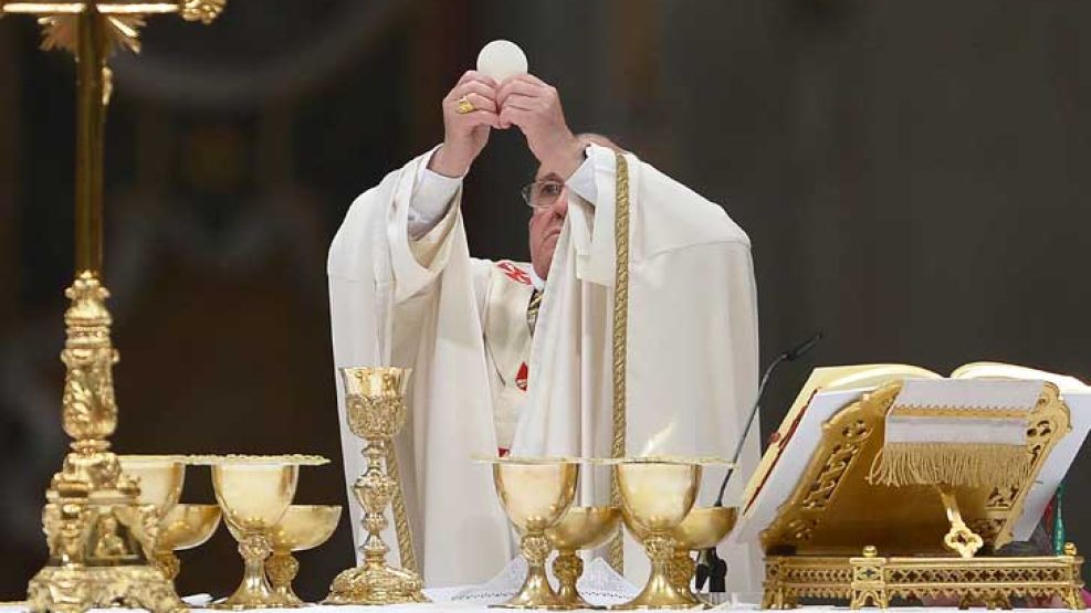 Sacramentos. El Papa elogió un proyecto del cardenal alemán Walter Kasper para que los divorciados vueltos a casar accedan a la Eucaristía. Y generó revuelo mundial al comunicarse por teléfono con una