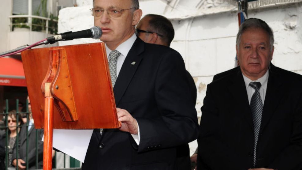 Timerman junto al embajador de Israel, Daniel Gazit, en el acto para recordar a las víctimas del atentado a la Embajada de Israel.