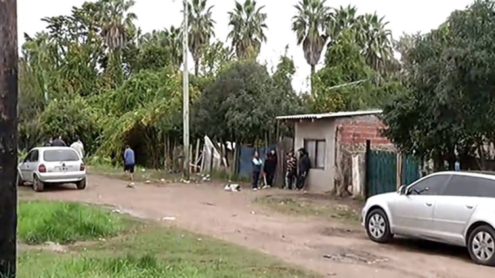 Un matrimonio y sus seis hijos, de entre 4 y 14 años, murieron al incendiarse esta madrugada la precaria casa que habitaban en el partido bonaerense de Merlo.