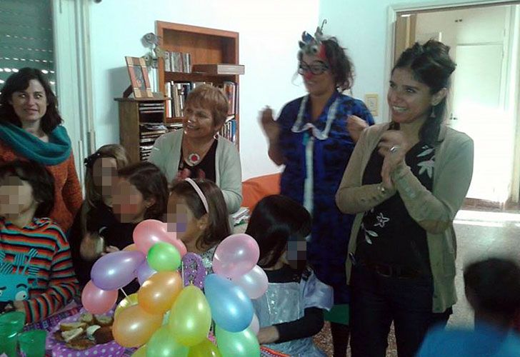 Festejo de un cumpleaños familiar. En ese living fue hallado el cuerpo de la artesana.