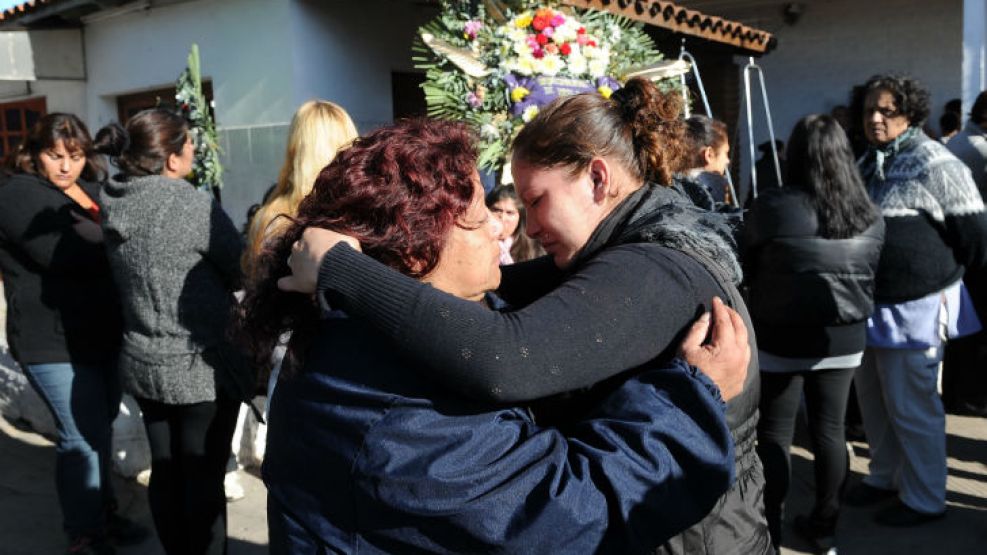 Vecinos y familiares despidieron a los ocho muertos por el incendio.