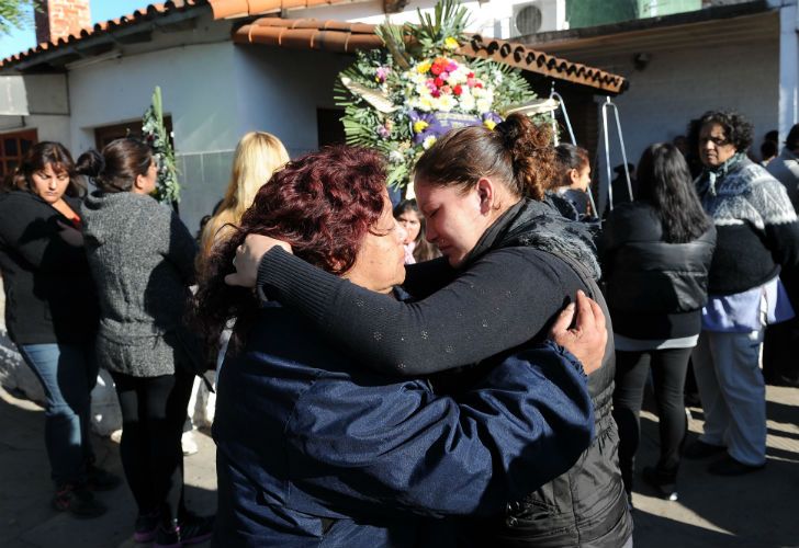 Vecinos y familiares despidieron a los ocho muertos por el incendio.