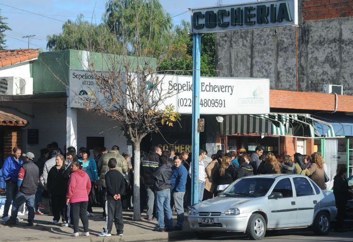 Vecinos y familiares despidieron a los ocho muertos por el incendio.