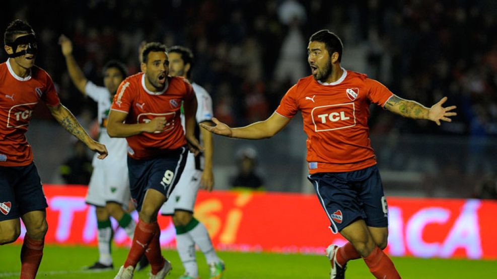 El primero. Sergio Ojeda busca socios para el festejo: el defensor central de Independiente marcó el primer gol de su carrera.