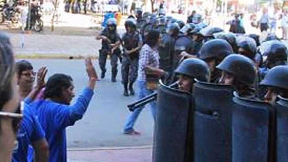 Enfrentados. Protesta de empleados públicos en Resistencia.