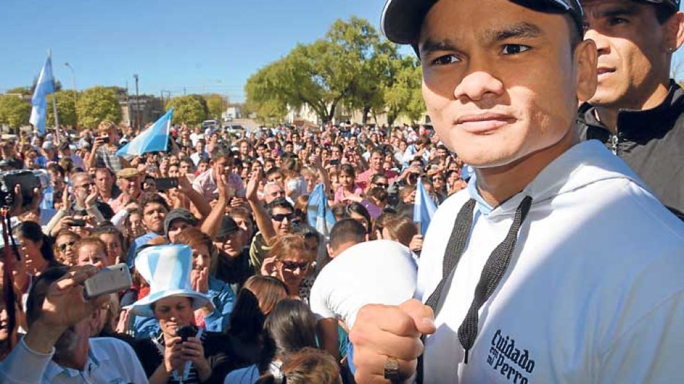 Fans. El pueblo se vistió de blanco y celeste para la bienvenida.