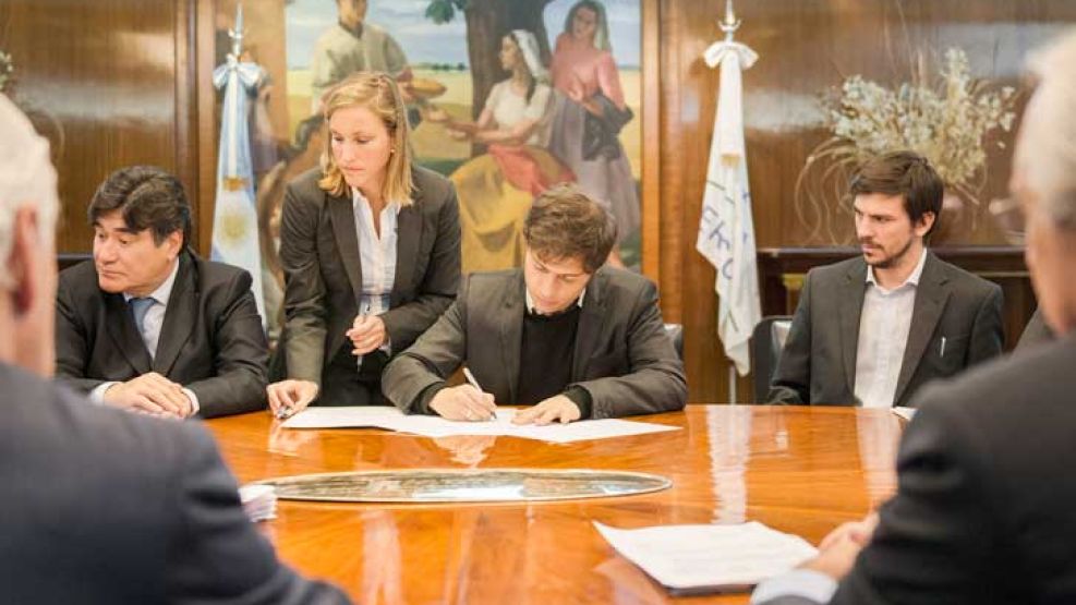 Gancho. El ministro de Economía firmó esta semana el Convenio de Solución Amigable y Avenimiento de Expropiación por la petrolera.