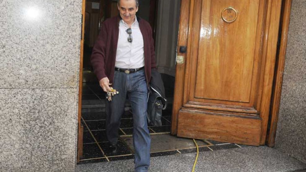 Jueves 8, 7:30, Salta al 900. Deja su casa y toma un auto oficial.
