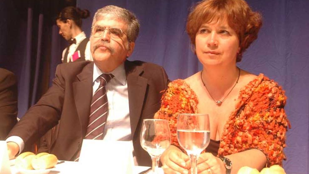 Opinión. Minnicelli con De Vido. A la izq., su artículo en Tiempo Argentino. El fiscal Pleé pidió investigarlos.