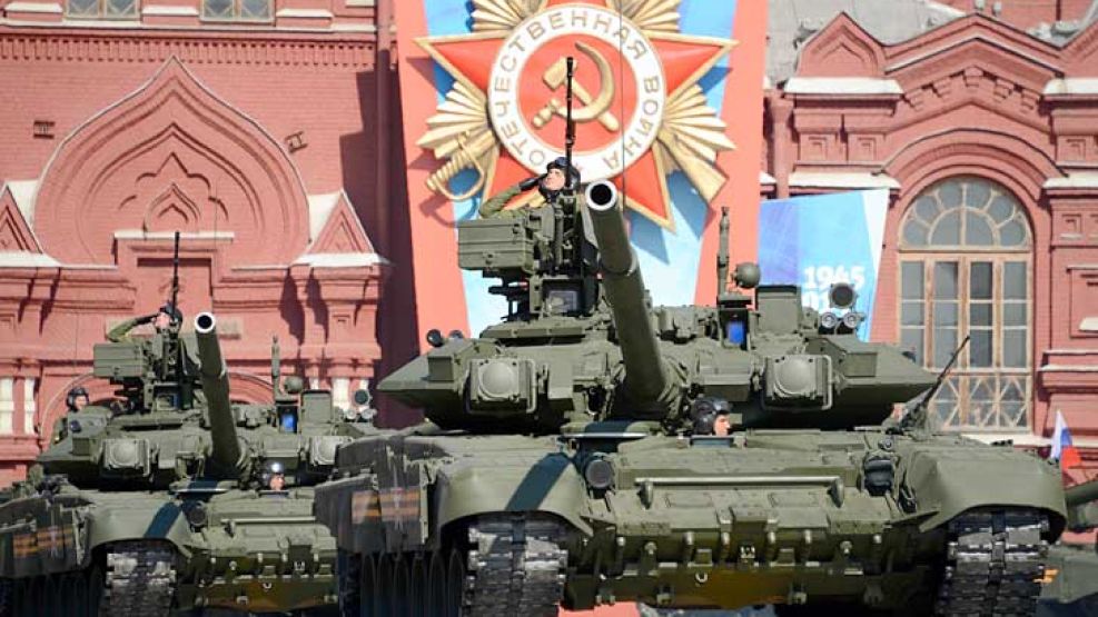 Poder de fuego. Once mil uniformados marcharon por las calles de Moscú, que asistió al desfile de tanques y al vuelo de 69 aviones de combate. Fue el 69º aniversario de la rendición incondicional de l