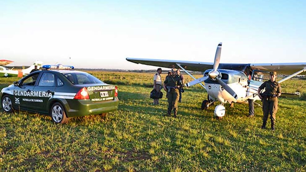 Tierra firme. Cada aeronave realiza un promedio de tres vuelos diarios. Dependiendo del tipo de avión, se estima que trasladan más de mil kilos de droga, entre marihuana y cocaína.