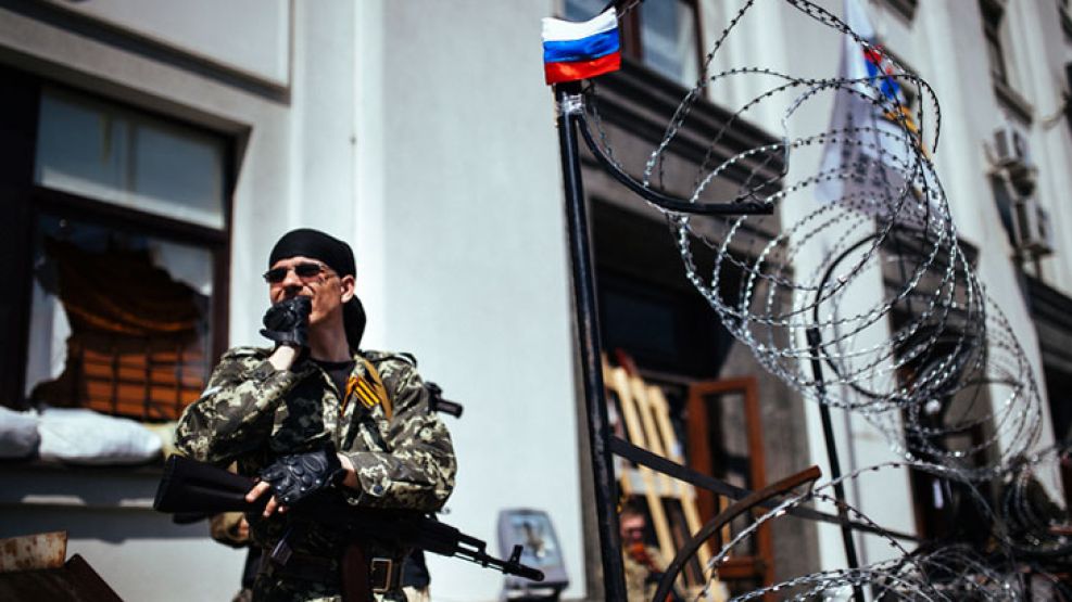 Custodia. Un militante rusófilo resguarda las urnas en Donetsk, en la jornada previa a la polémica consulta que amenaza a Kiev.