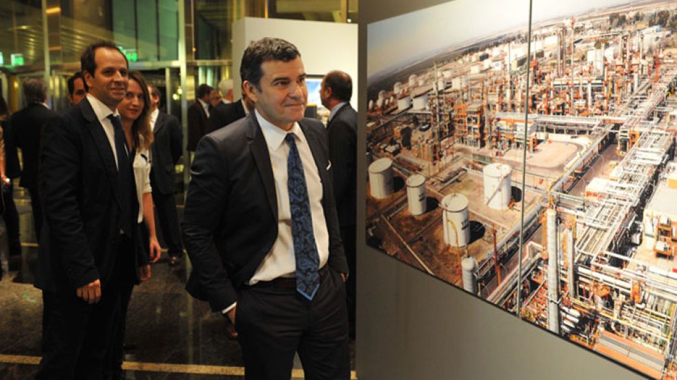 Galuccio. El CEO de YPF quiere los pozos de la brasileña.