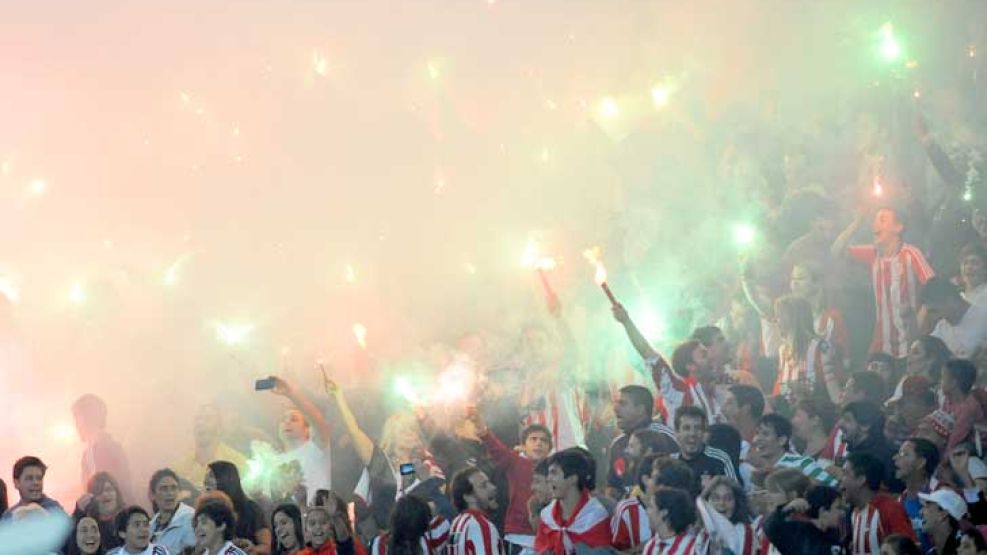 Pasionales. Hasta los monumentos platenses reflejan la locura de los hinchas de Gimnasia. Están a dos fechas de entrar en la historia del club. Los de Estudiantes, a pesar del temor por el posible fes
