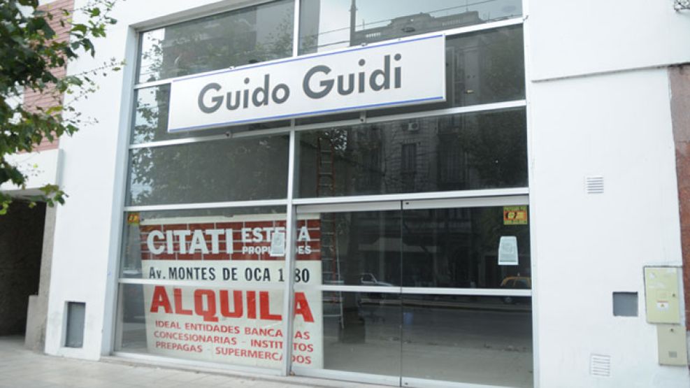 VACIO. Un local del concesionario quebrado, en Barracas. 