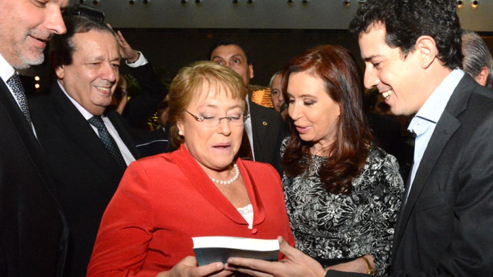 Cristina le obsequió a Bachellet el libro oficial de La Cámpora escrito por Sandra Russo.