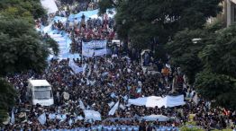 Una multitud de trabajadores marchan a Plaza de Mayo junto a la CGT opositora.