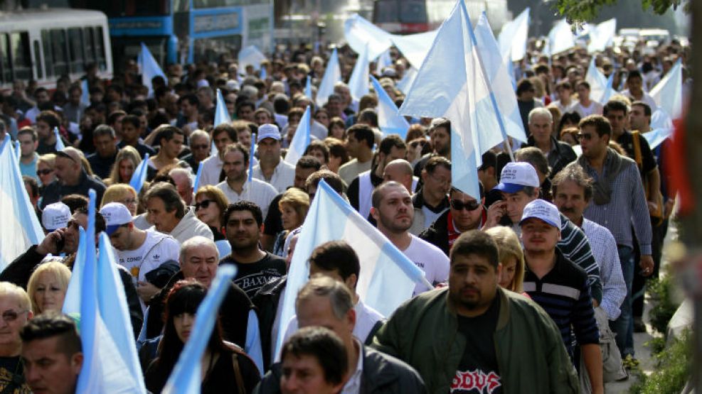 Una multitud de trabajadores marchan a Plaza de Mayo junto a la CGT.